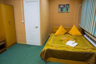 Гостиница КаГау Пенза  Двухместный номер с 2 отдельными кроватями и душем-1